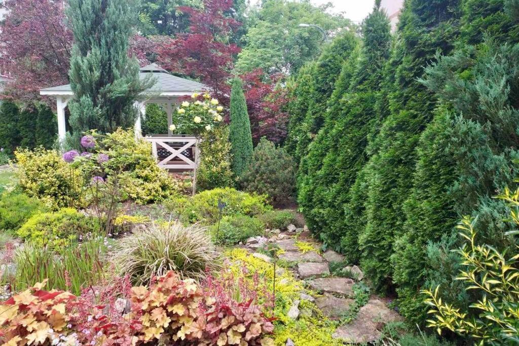 Hidden Gem Garden Apartment *